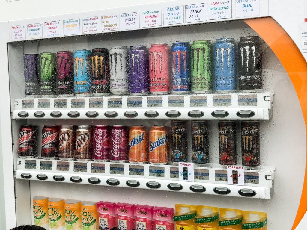 横田基地の自動販売機のモンスターエナジー 日本では売られていない種類が多いと話題に みんなの反応どうでしょう
